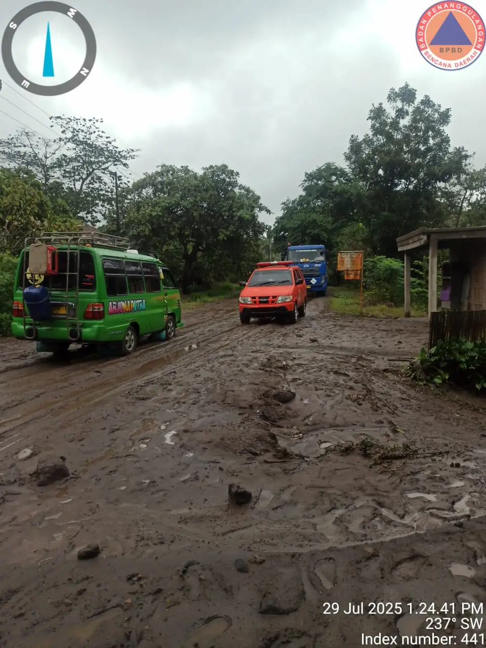 Banjir Lahar Dingin Lewotobi Laki-Laki Tutup Akses Jalan Trans Flores